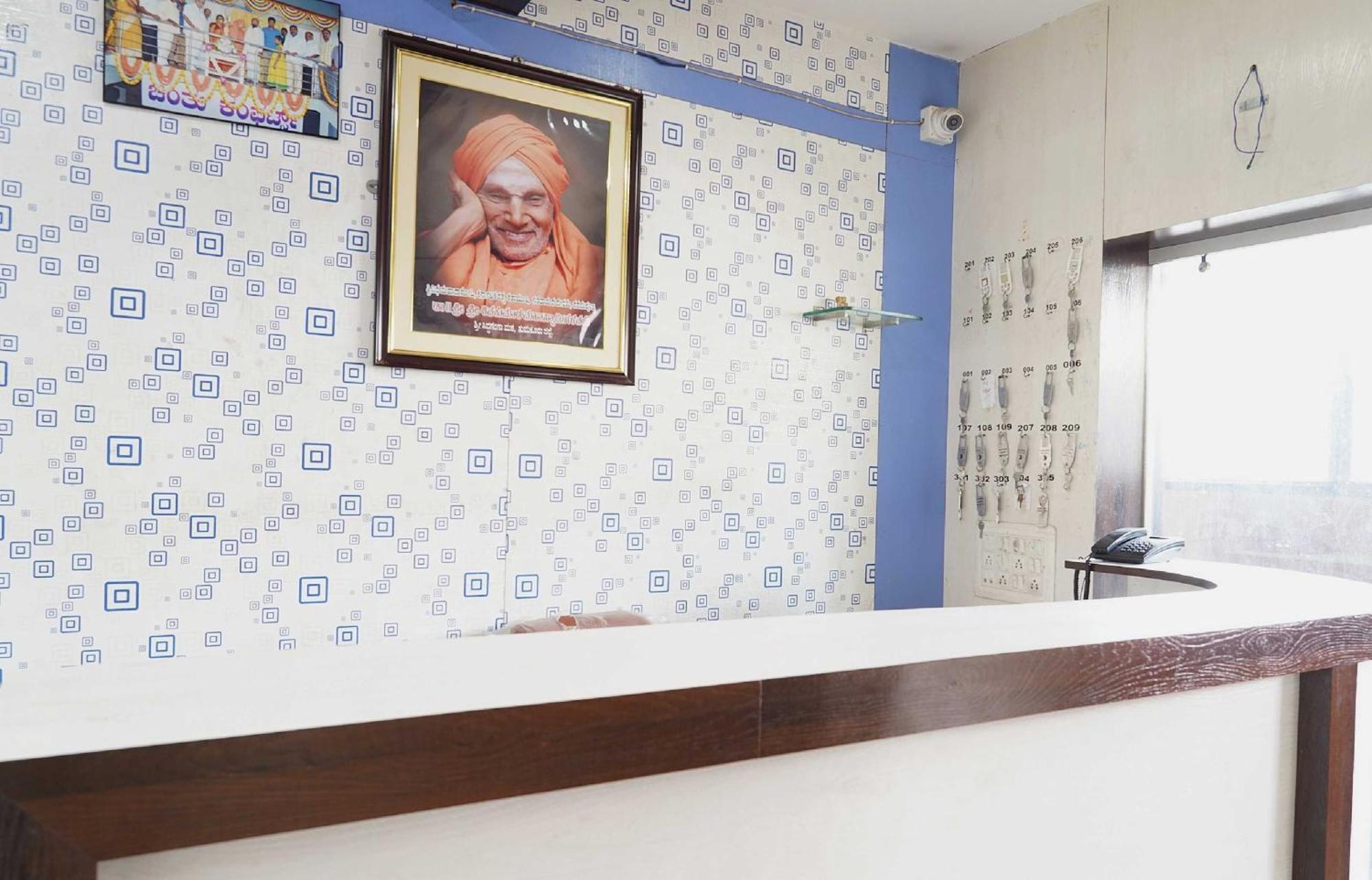 Oyo Chinthu Comforts Tumkur Eksteriør billede